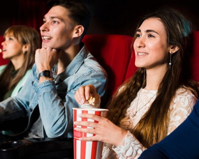flirty date fun activities guy and girl at movies