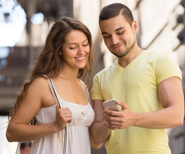 how to get a girls number easily header image of young couple looking at phone